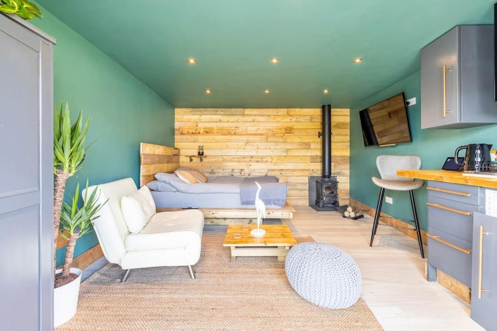 Apartment Self Contained Cabin, Firepit, Nr Mod Aztec, M5, M4