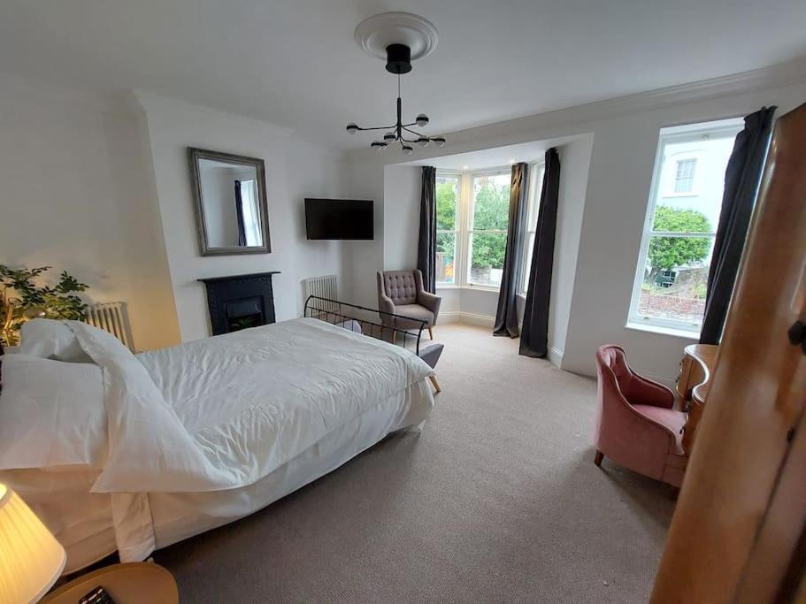 Large Newly Refurbished House Close To Harbour *
