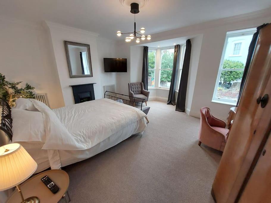 Large Newly Refurbished House Close To Harbour