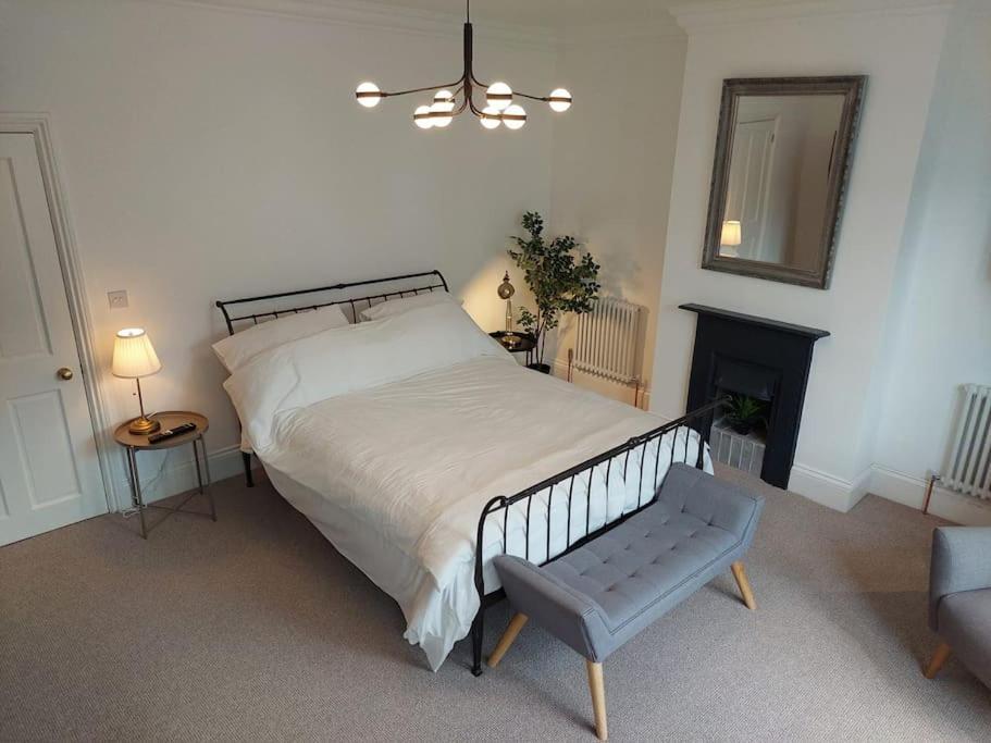 Large Newly Refurbished House Close To Harbour Holiday home Bristol