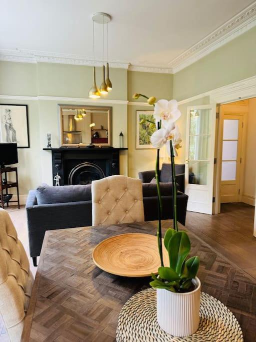 A Gorgeous Edwardian In City Centre Holiday home *