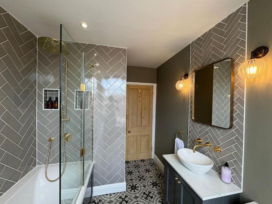 A Gorgeous Edwardian In City Centre Holiday home *