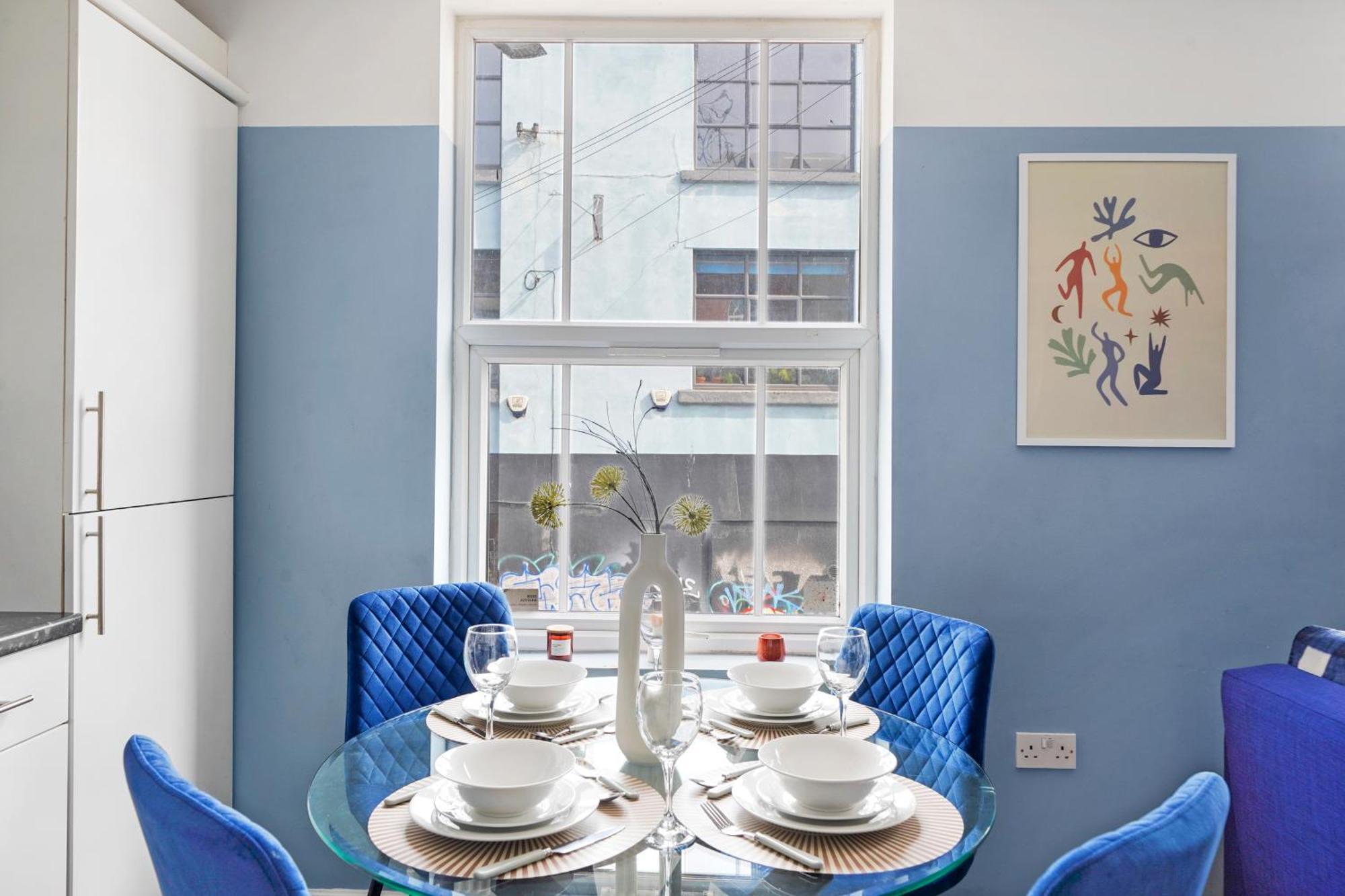 Stylish Sleek Abode - Sleeps 6 *