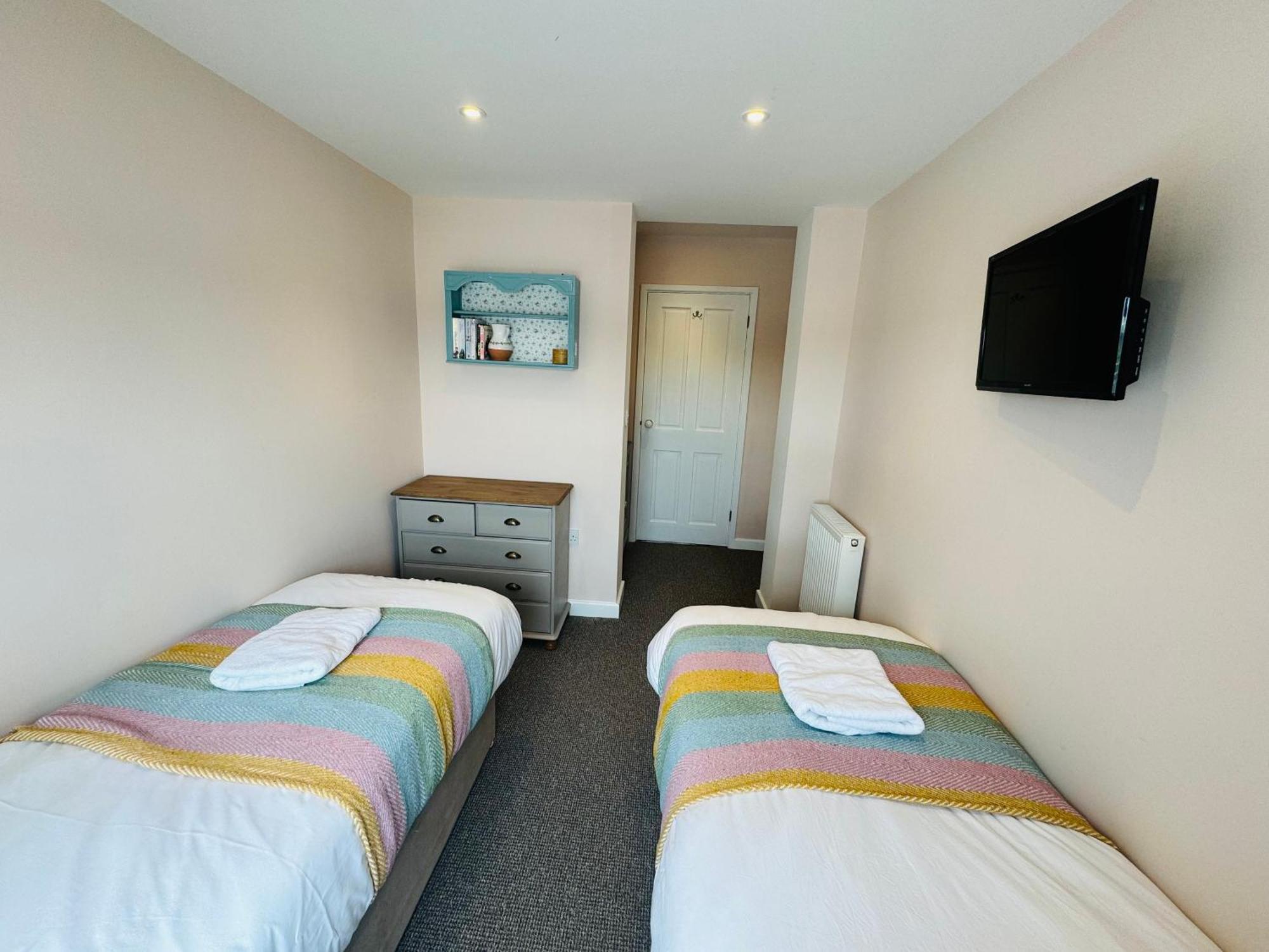 Modern & Vintage Inspired In Old Totterdown Guest house