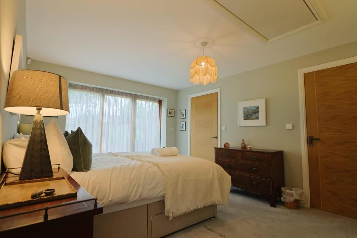 Musthay Mews Tockington * Bristol