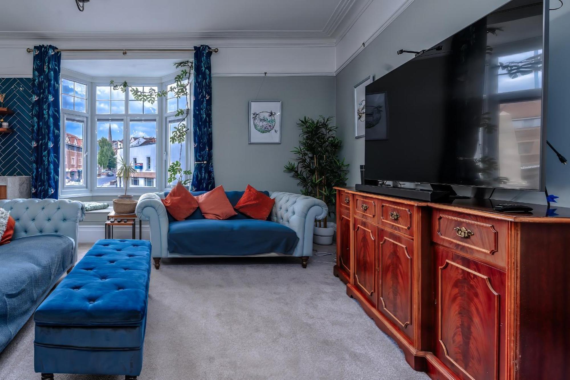 Modern Serviced Apartment: Views Of Village Center *