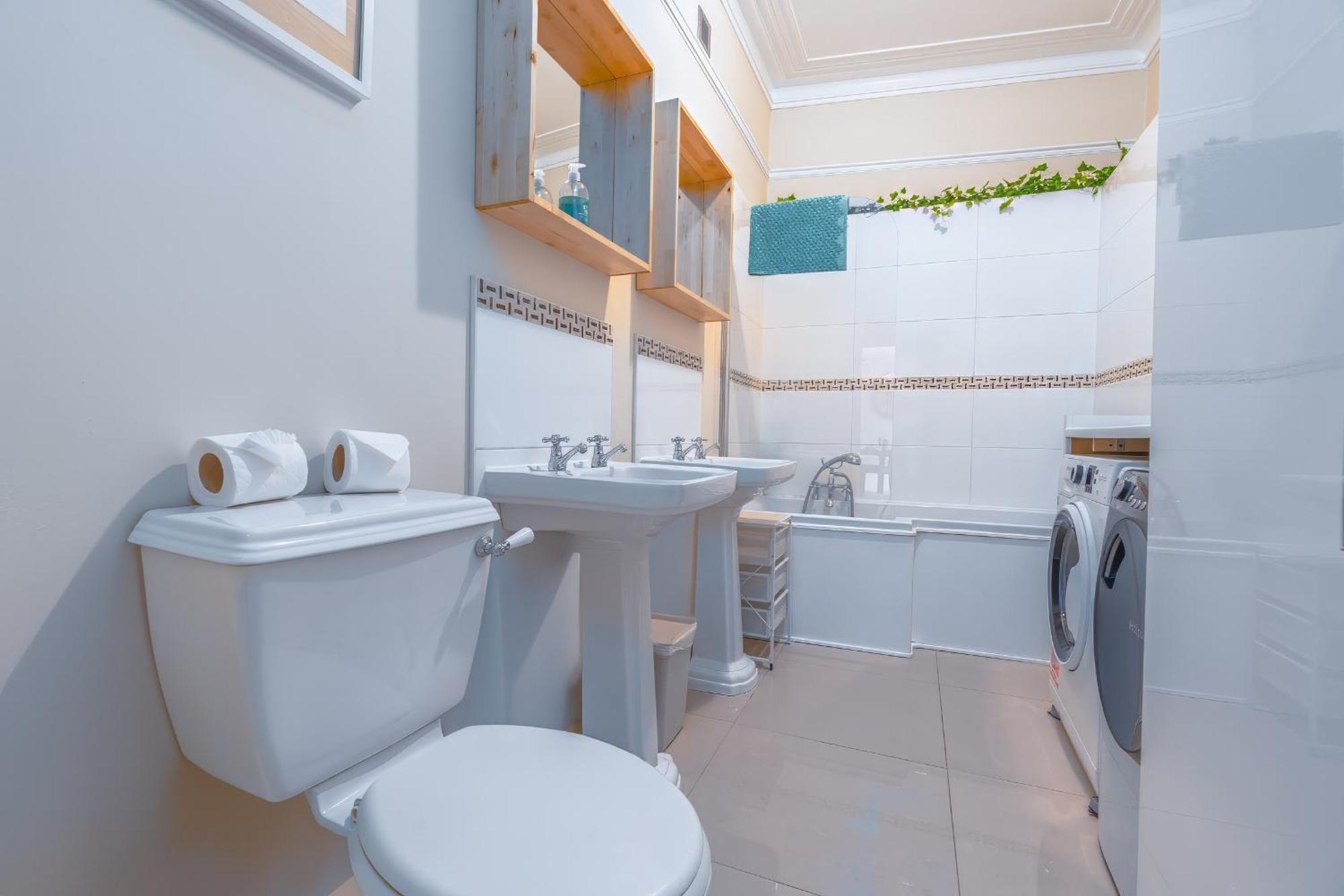 Modern Serviced Apartment: Views Of Village Center Bristol