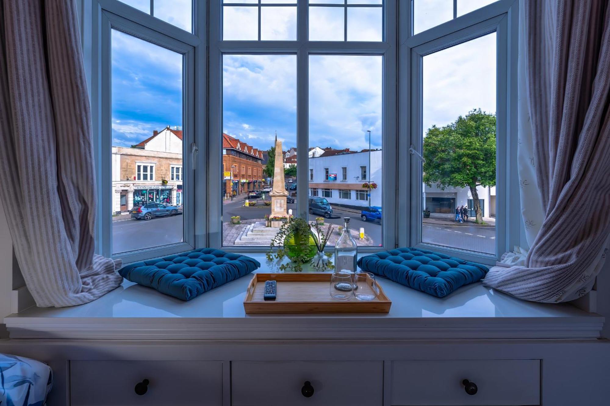 Modern Serviced Apartment: Views Of Village Center Apartment Bristol