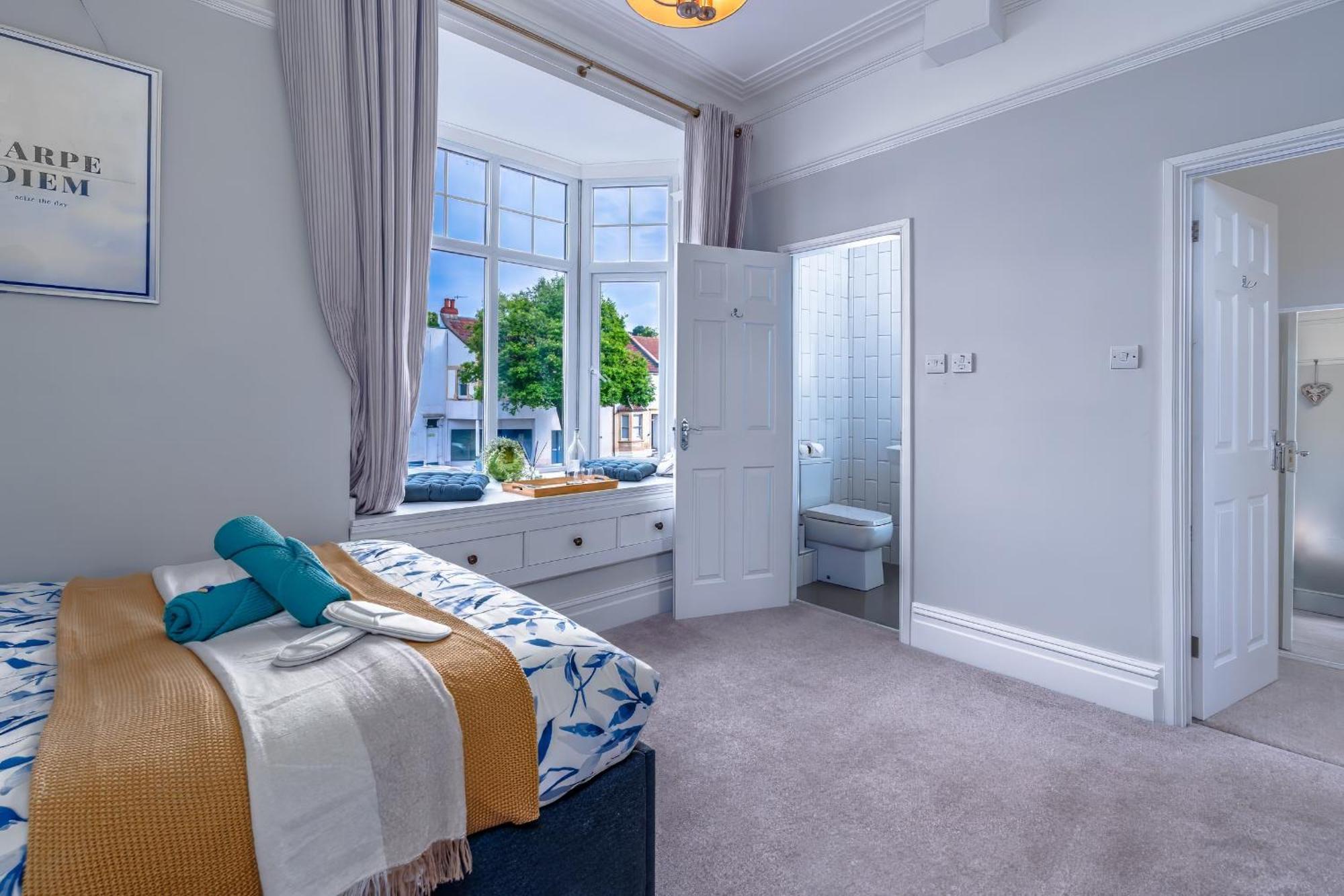 Modern Serviced Apartment: Views Of Village Center * Bristol