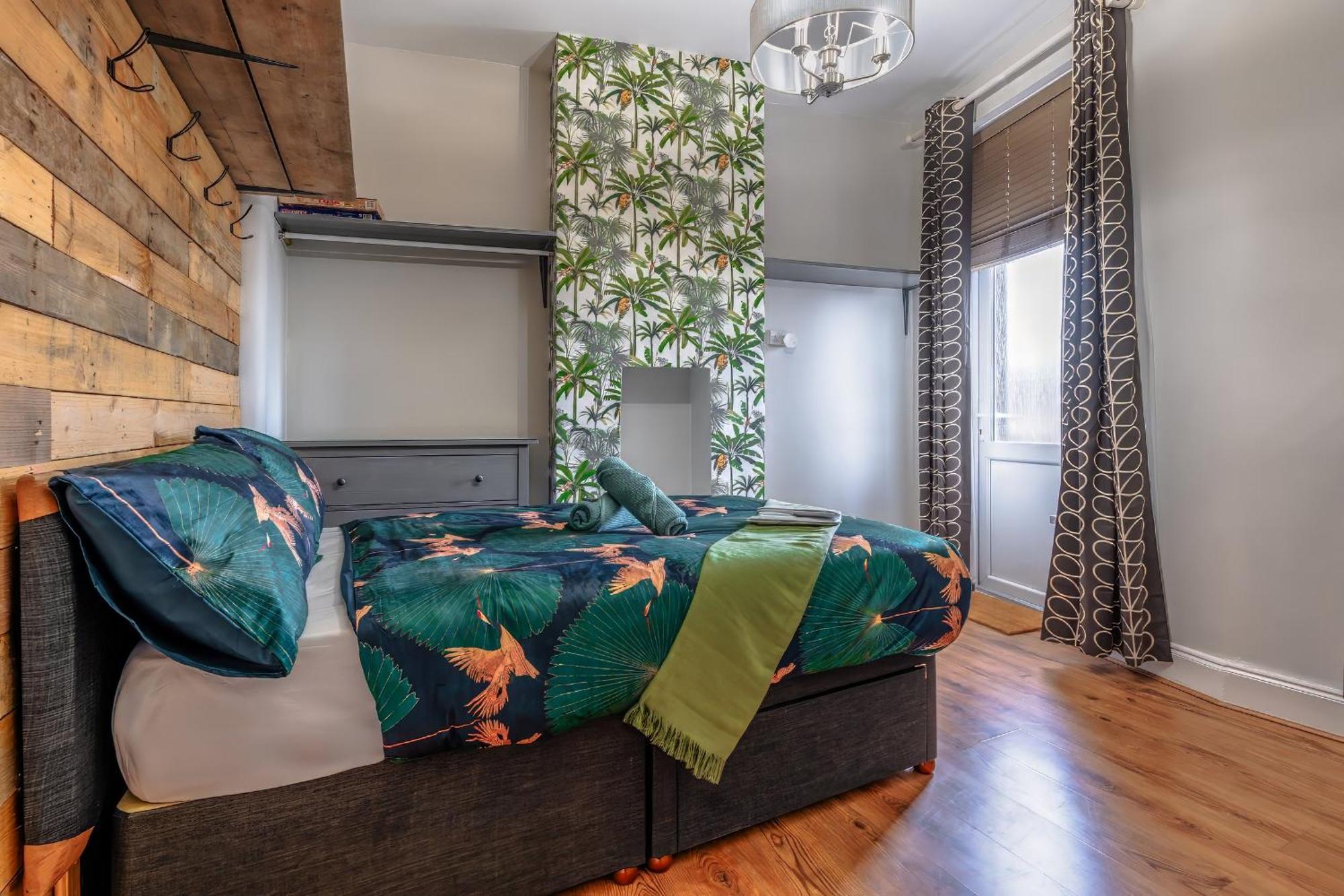 Modern Serviced Apartment: Views Of Village Center * Bristol