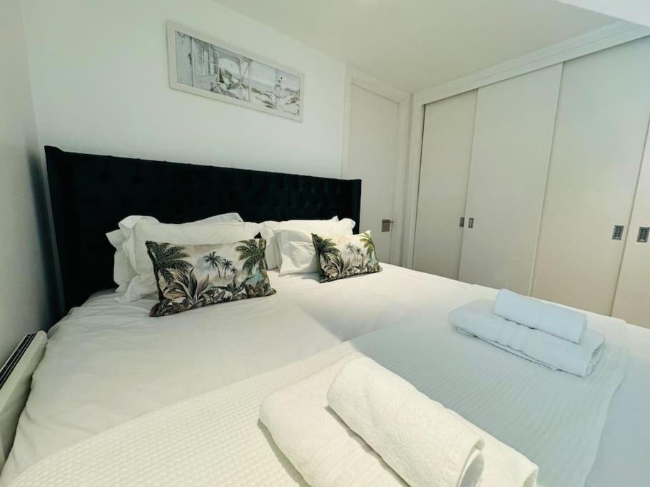 Skyline View Flat With Parking Apartment Bristol