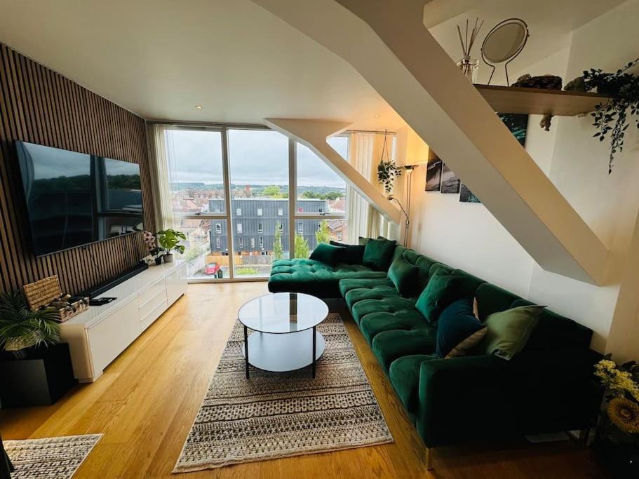 Apartment Skyline View Flat With Parking *