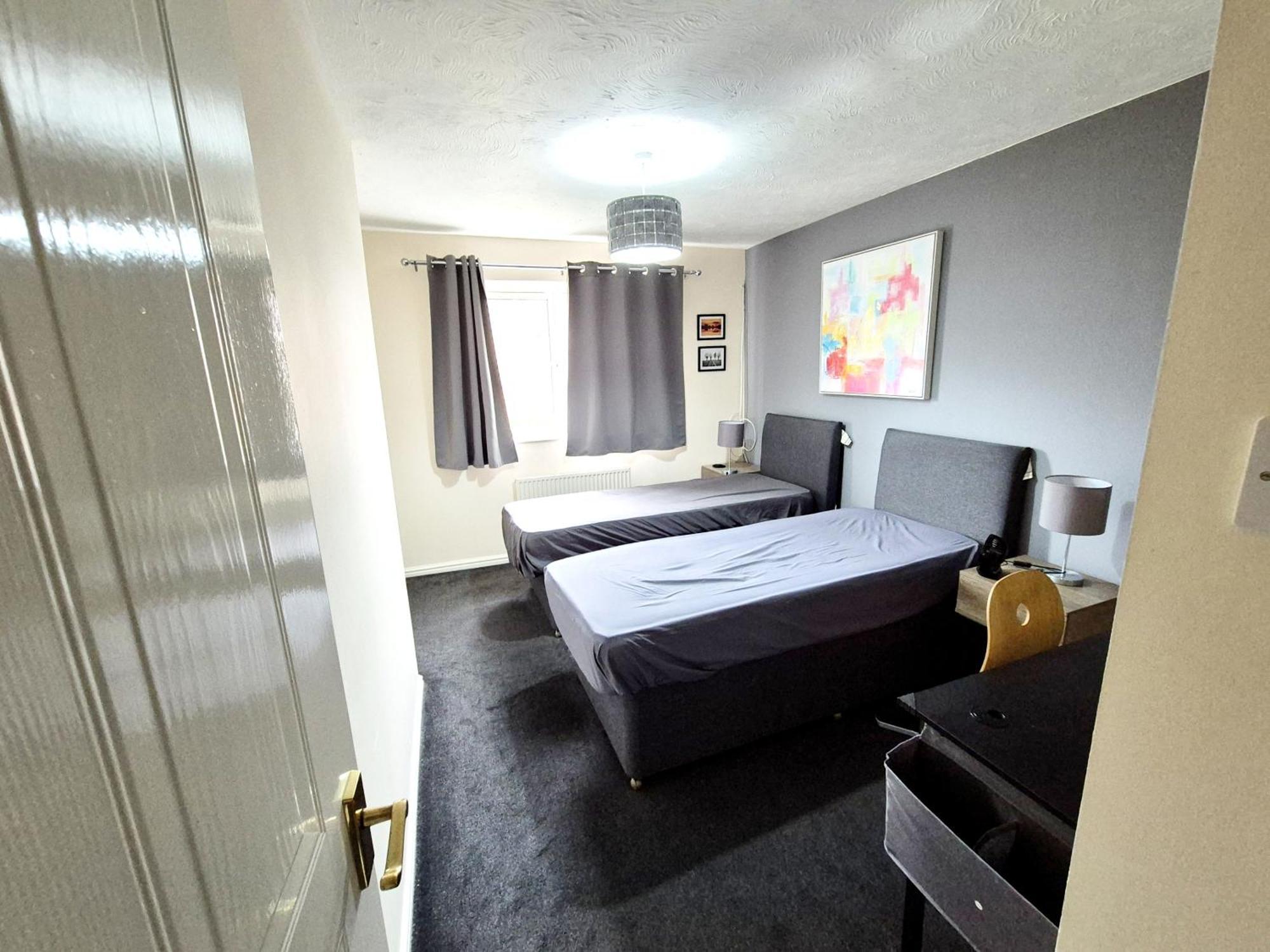 Modern 2 Bed House- Free Parking And Close To The Centre Apartment *