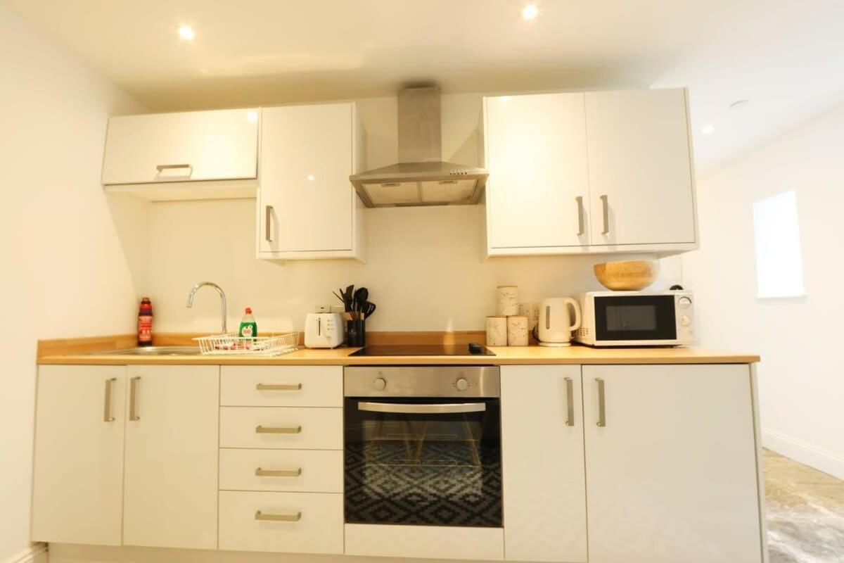 Spacious Boutique Clifton King Size Bed Apartment