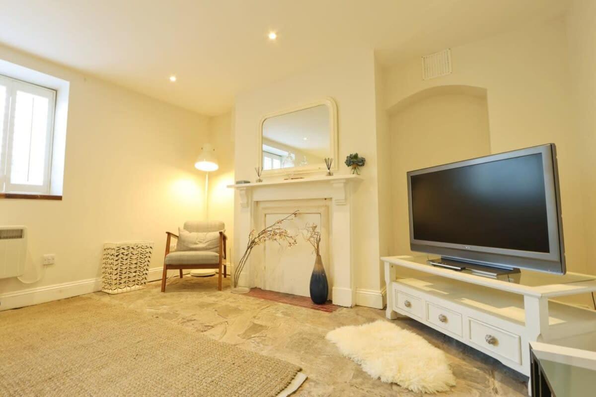 Spacious Boutique Clifton King Size Bed *
