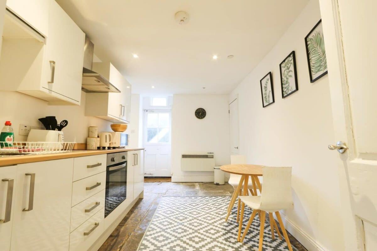 Spacious Boutique Clifton King Size Bed Apartment