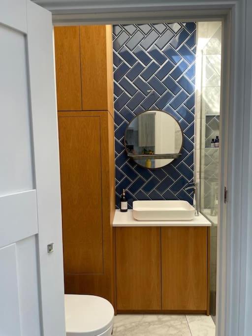 Sunny With Parking And Private Entrance * Bristol