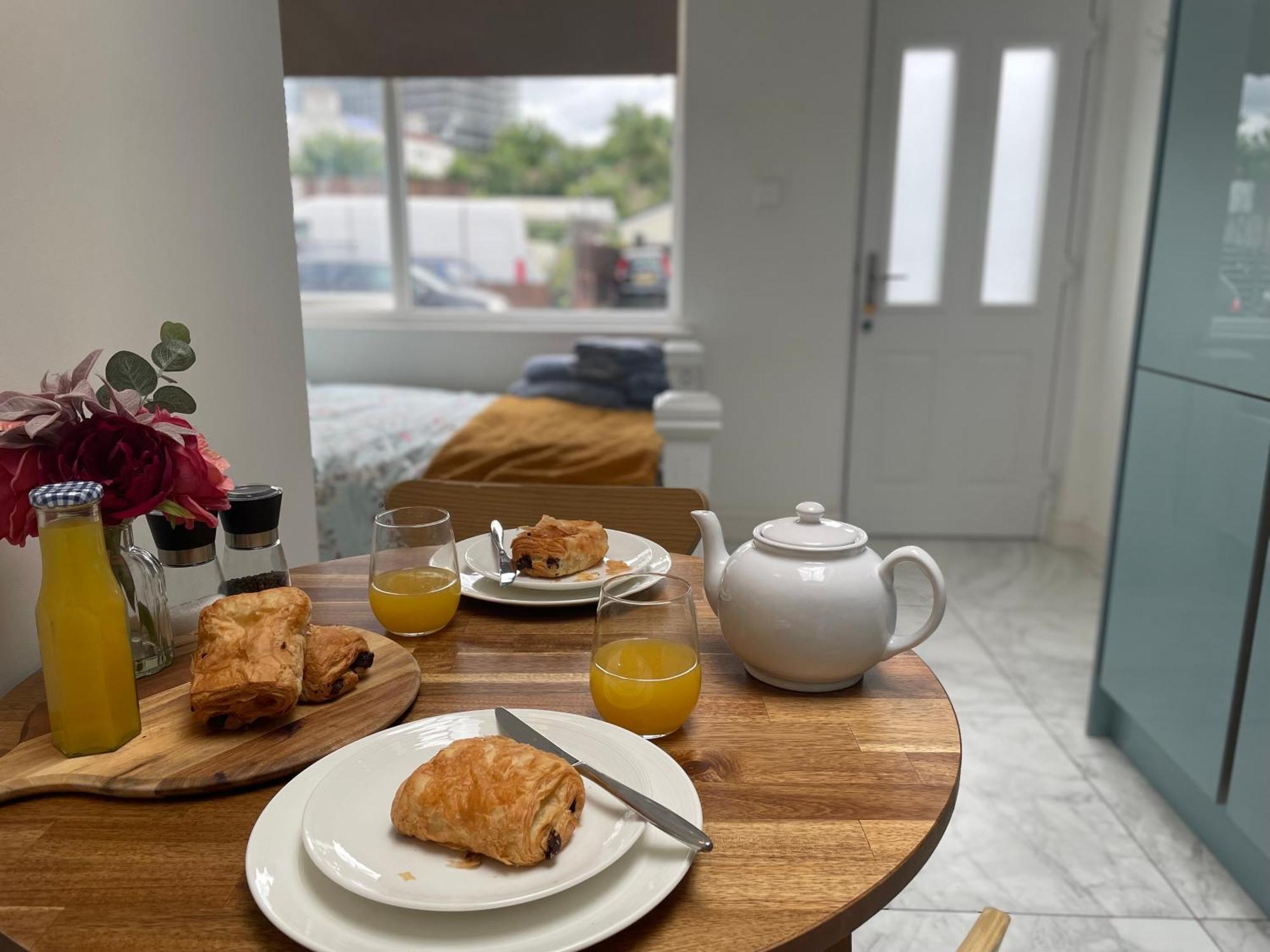 Apartment Sunny With Parking And Private Entrance *