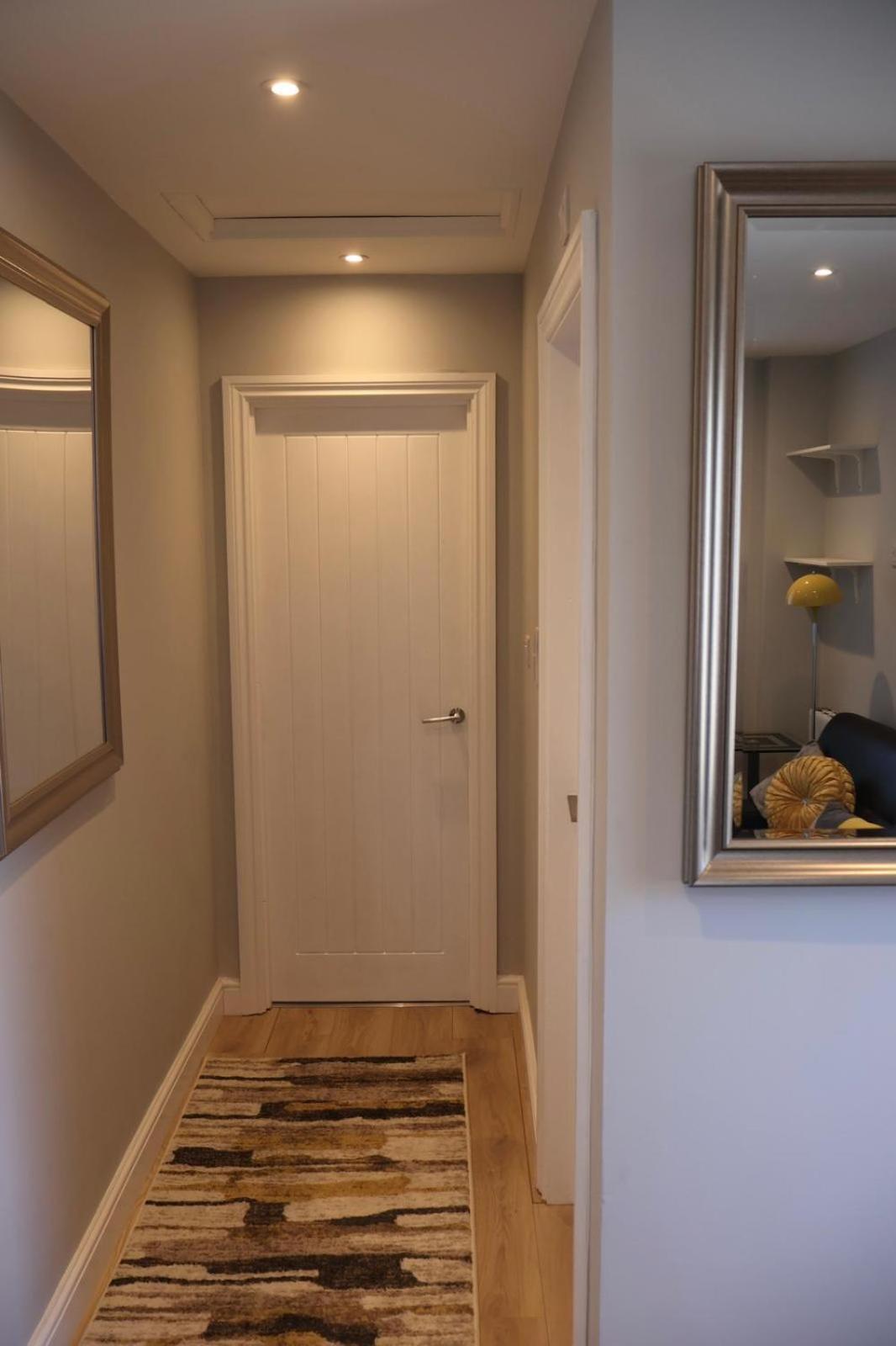 Ivory Apartment *