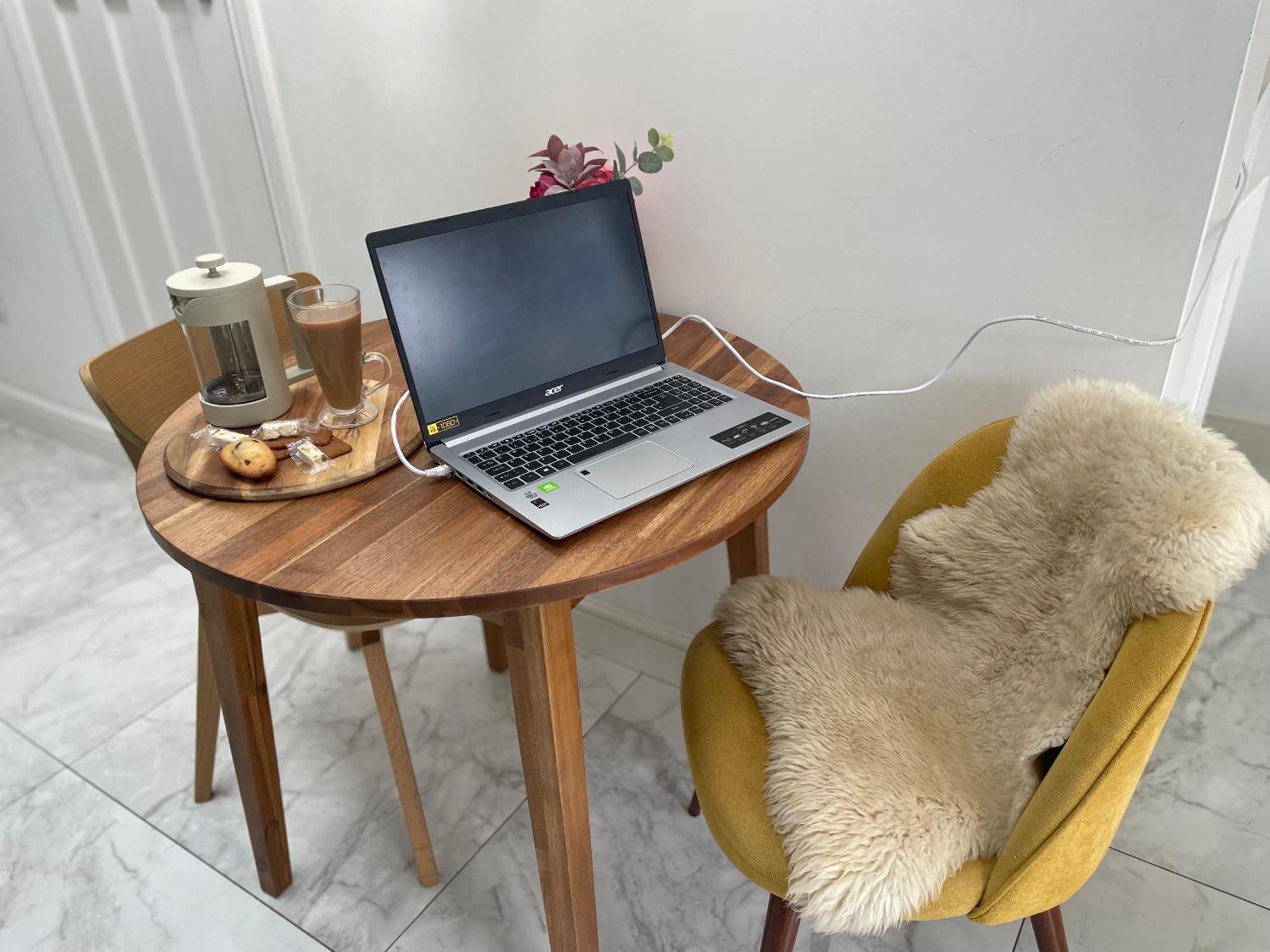 Sunny With Parking And Private Entrance Apartment *