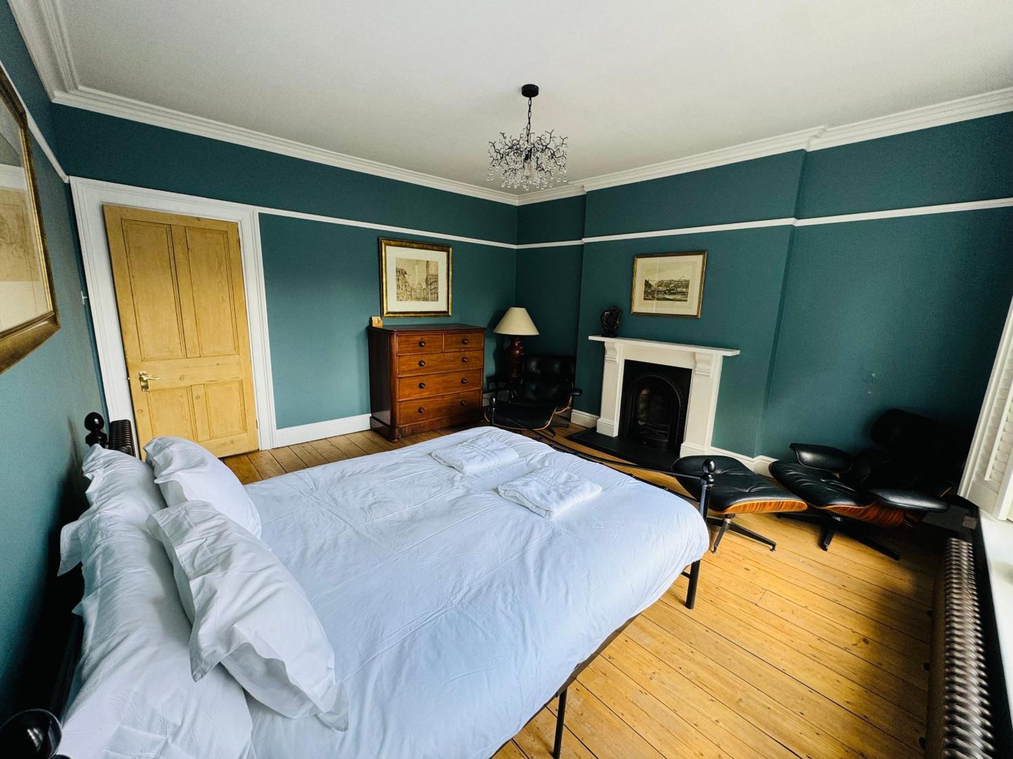 A Gorgeous Edwardian In City Centre Holiday home