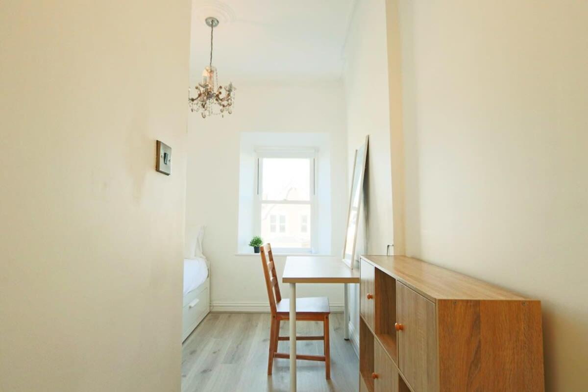 Manilla 3 Bedroom Floor Flat * Bristol