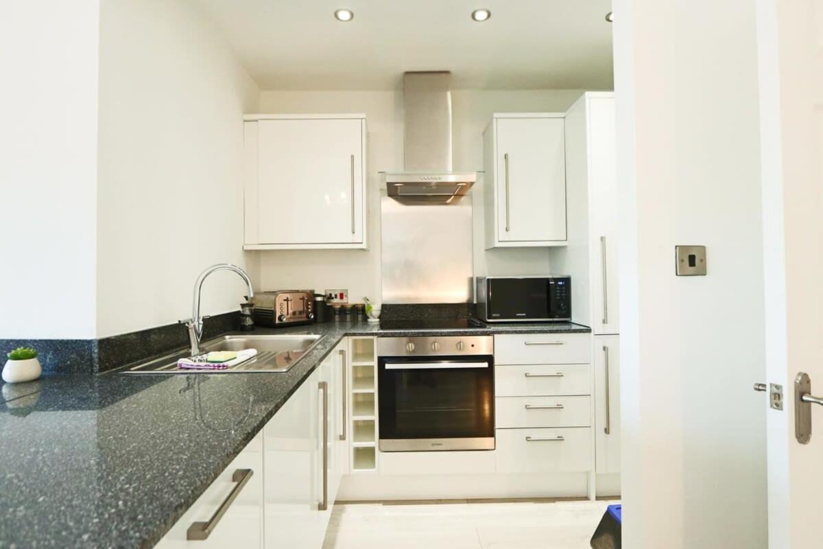 Manilla 3 Bedroom Floor Flat * Bristol