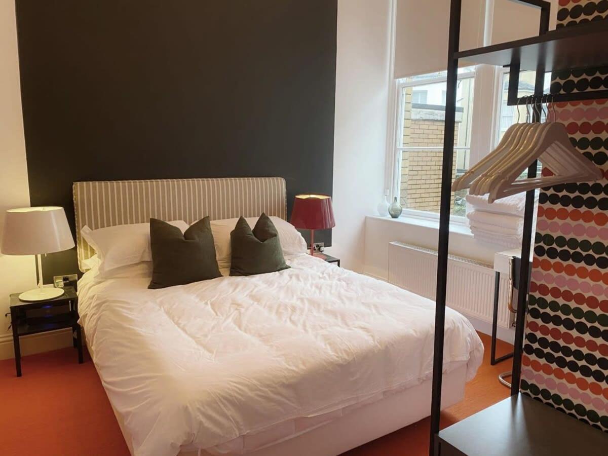 Modern And Bright Three Bed *