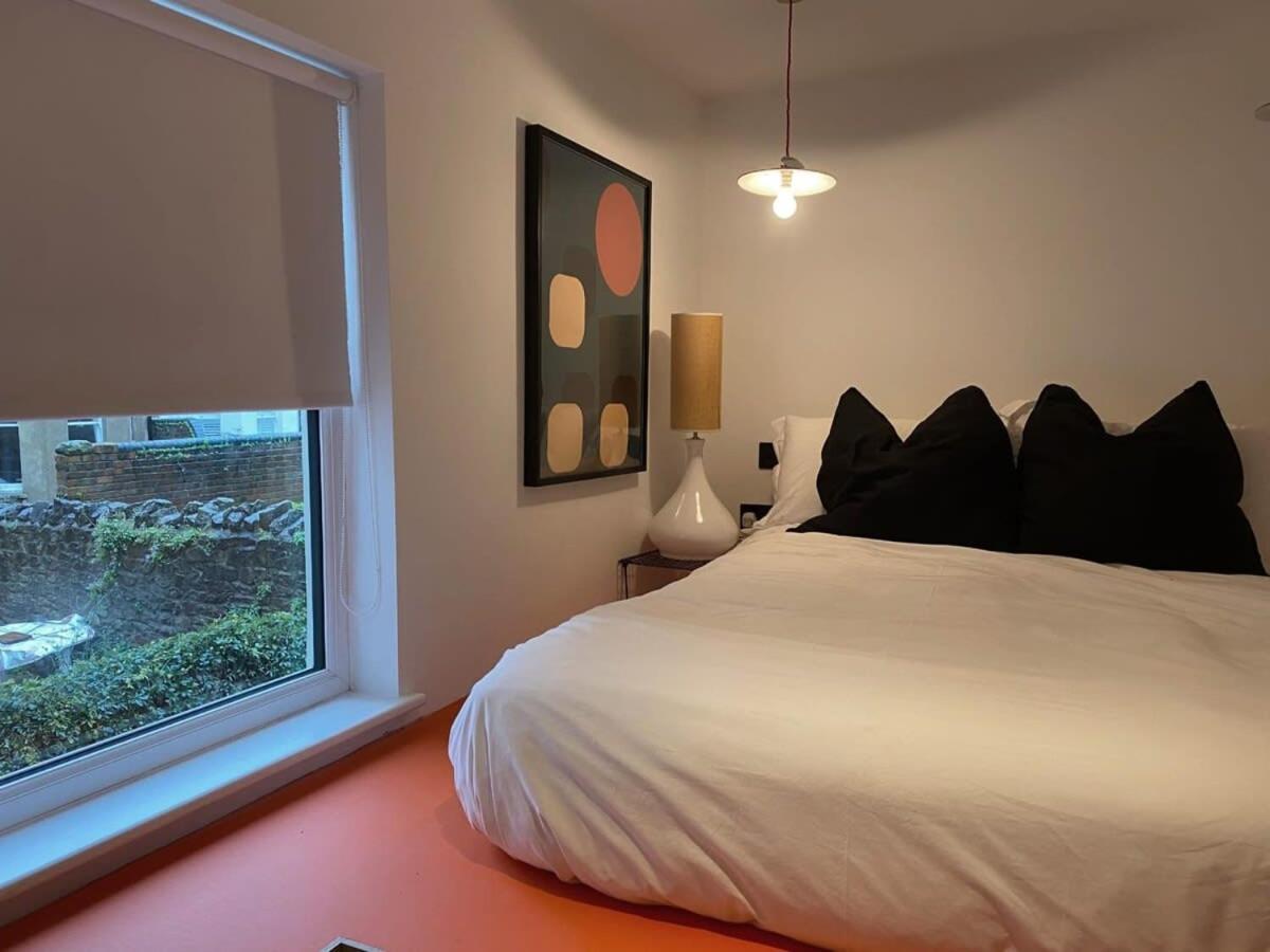 Modern And Bright Three Bed Apartment Bristol