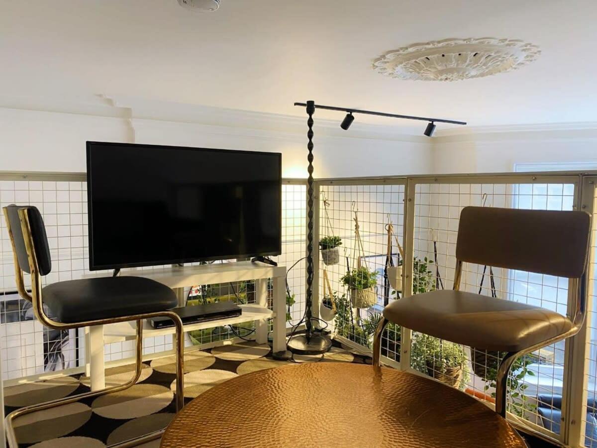 Modern And Bright Three Bed Apartment *