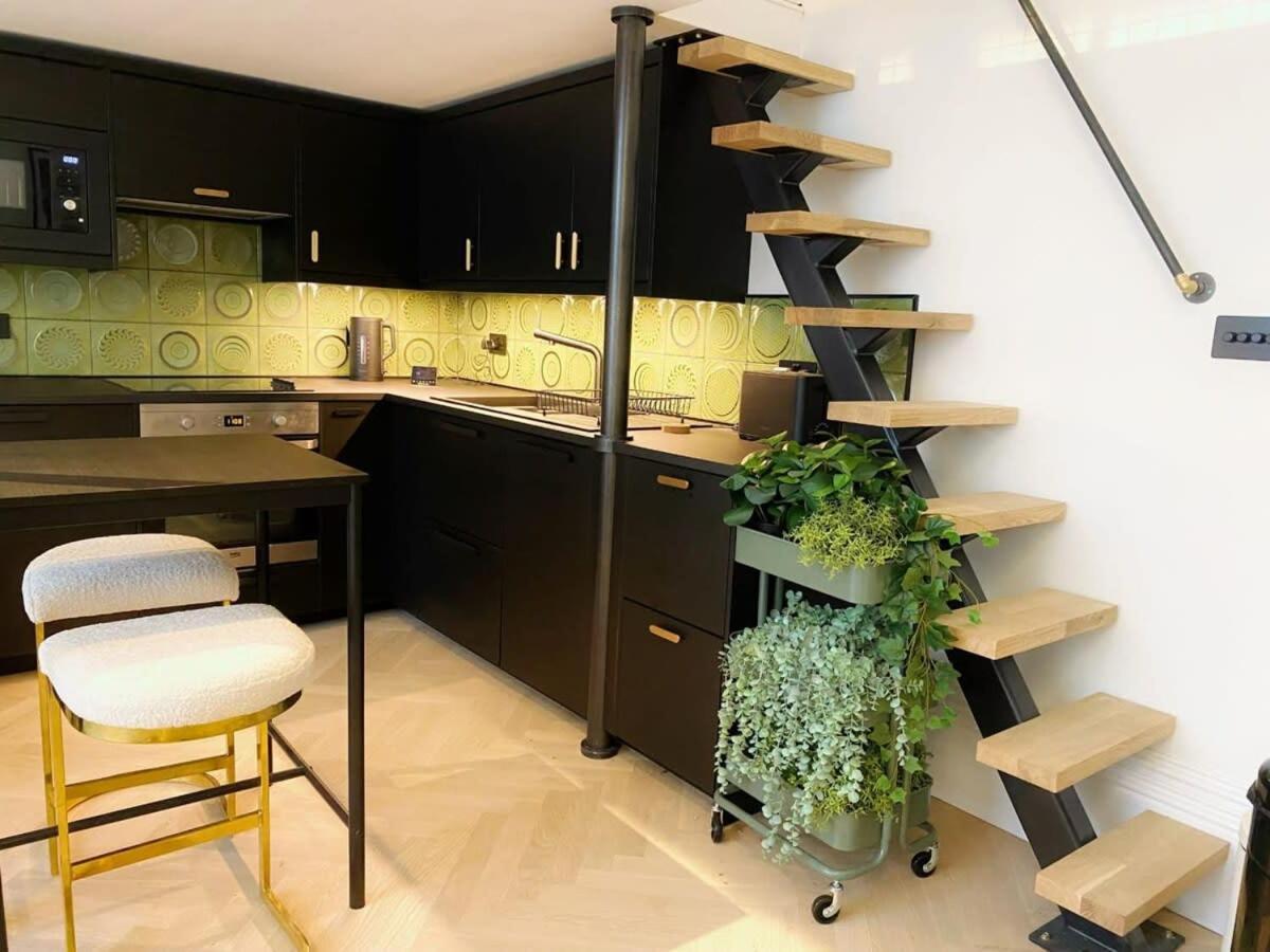 Modern And Bright Three Bed *