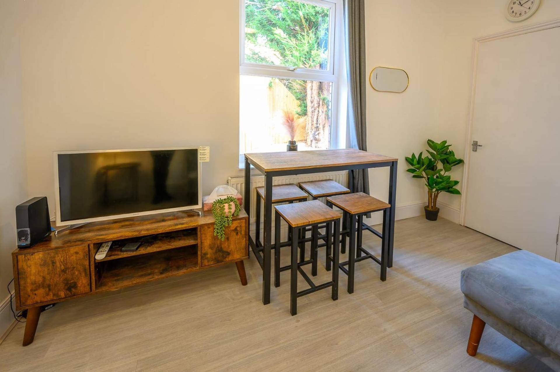 Brislington Base Super Convenient In South West By Staystaycations Apartment *
