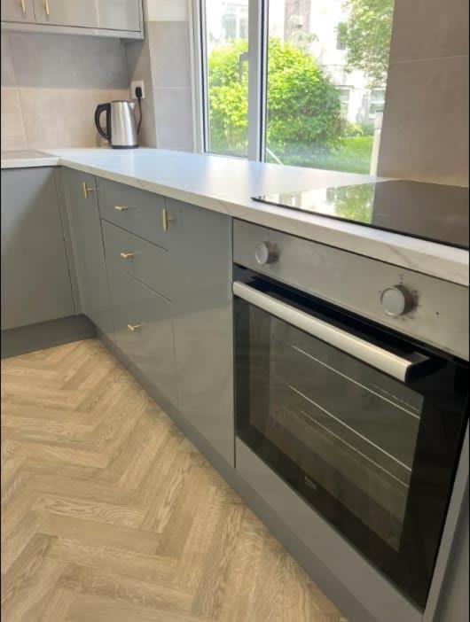 Montague One Bedroom Flat With Parking Apartment *