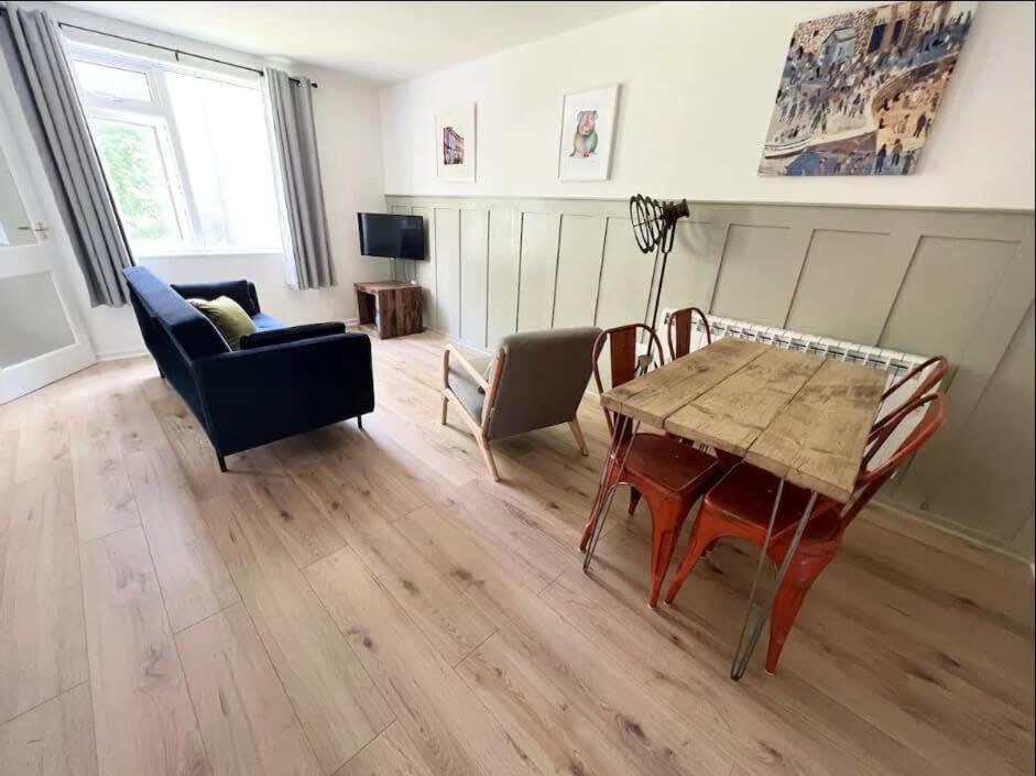 Montague One Bedroom Flat With Parking * Bristol