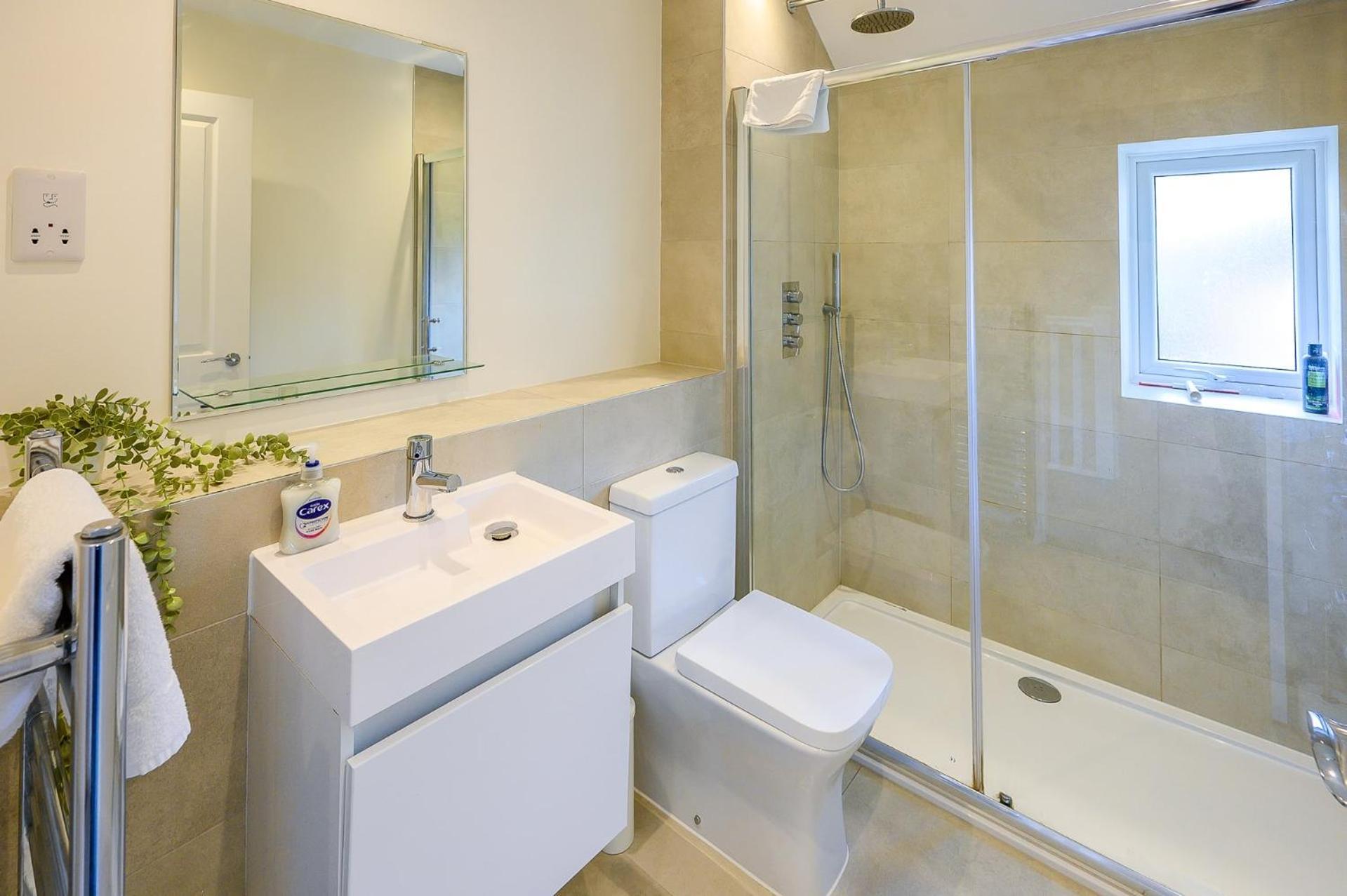 Dings House With Free Parking In Super South West Location By Staystaycations