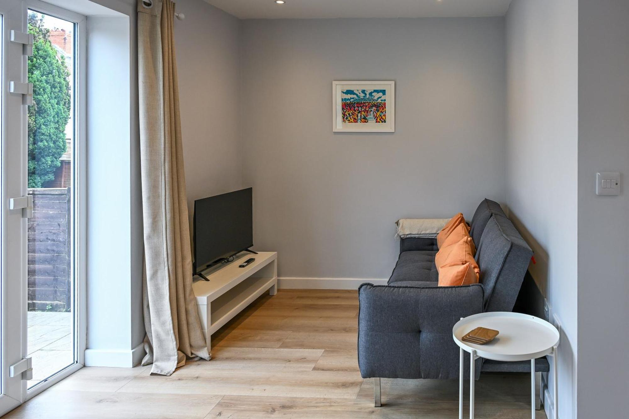 Dings House With Free Parking In Super South West Location By Staystaycations *
