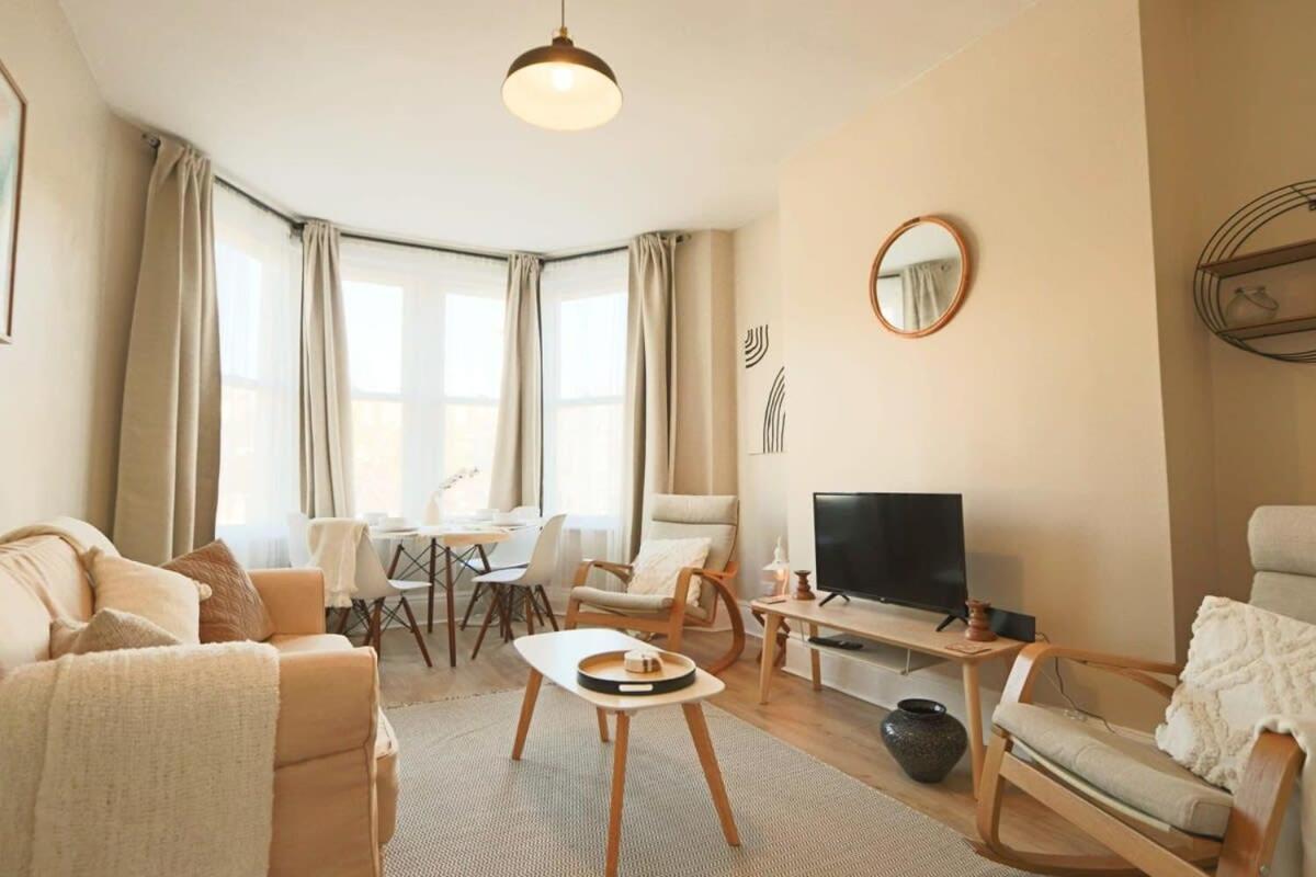 Chic And Cosy Two Bedroom Flat In Cheltenham Road