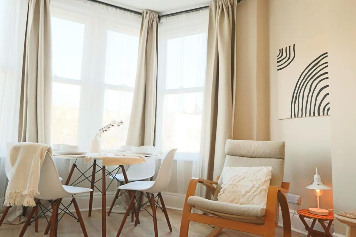 Chic And Cosy Two Bedroom Flat In Cheltenham Road Apartment