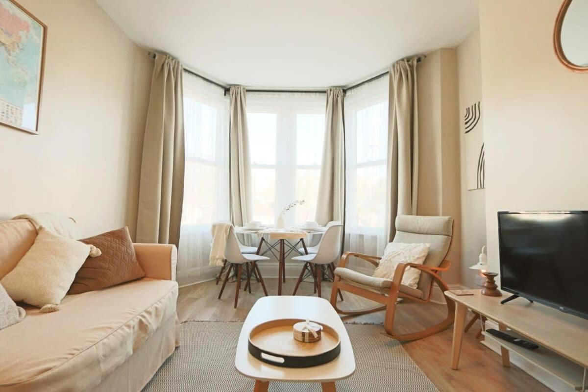 Chic And Cosy Two Bedroom Flat In Cheltenham Road Apartment *