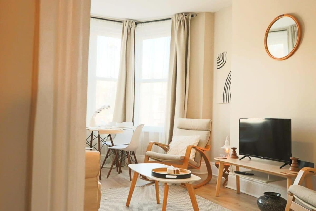 Chic And Cosy Two Bedroom Flat In Cheltenham Road Apartment Bristol