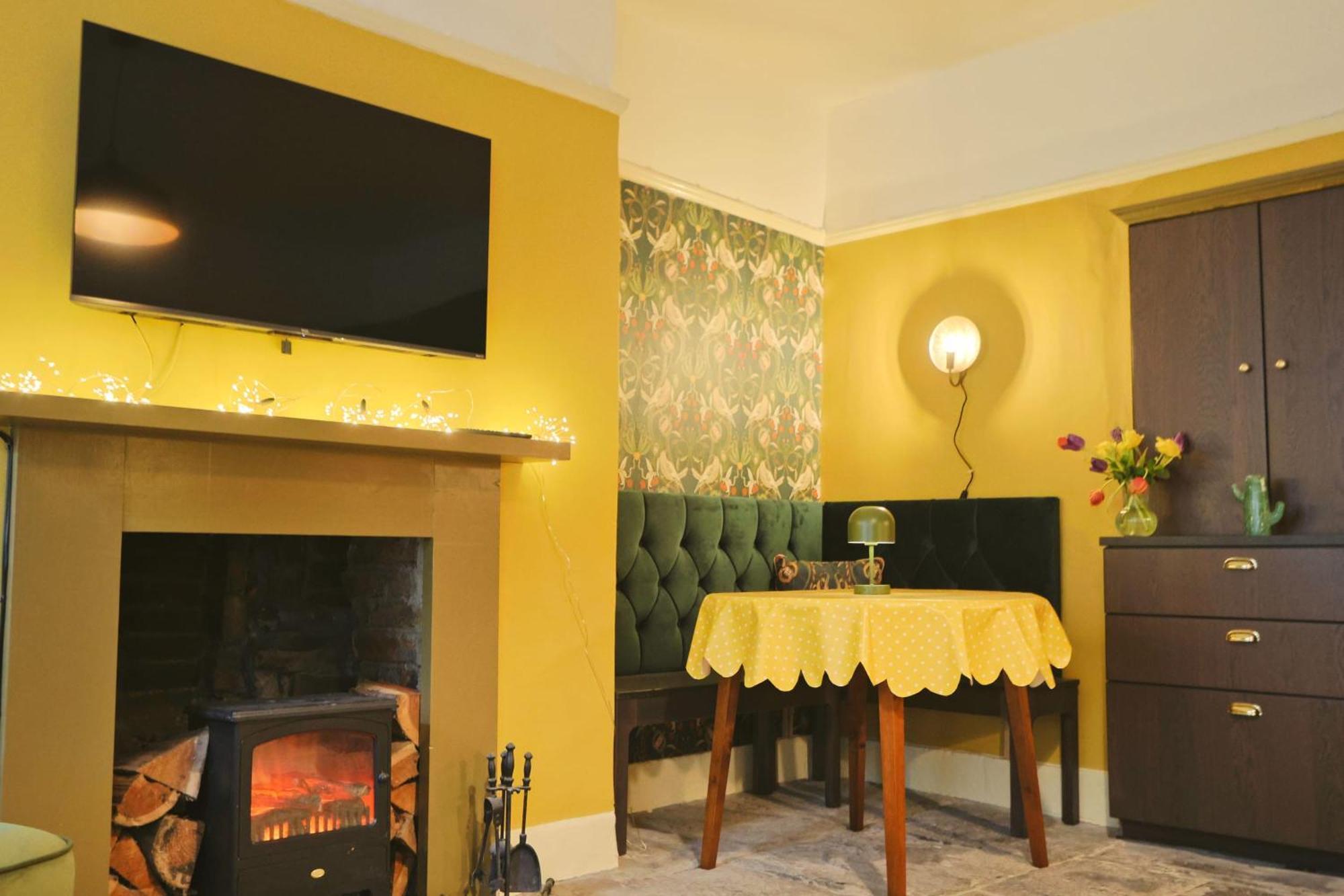 Two Bedroom Flat In Caledonia Place * Bristol