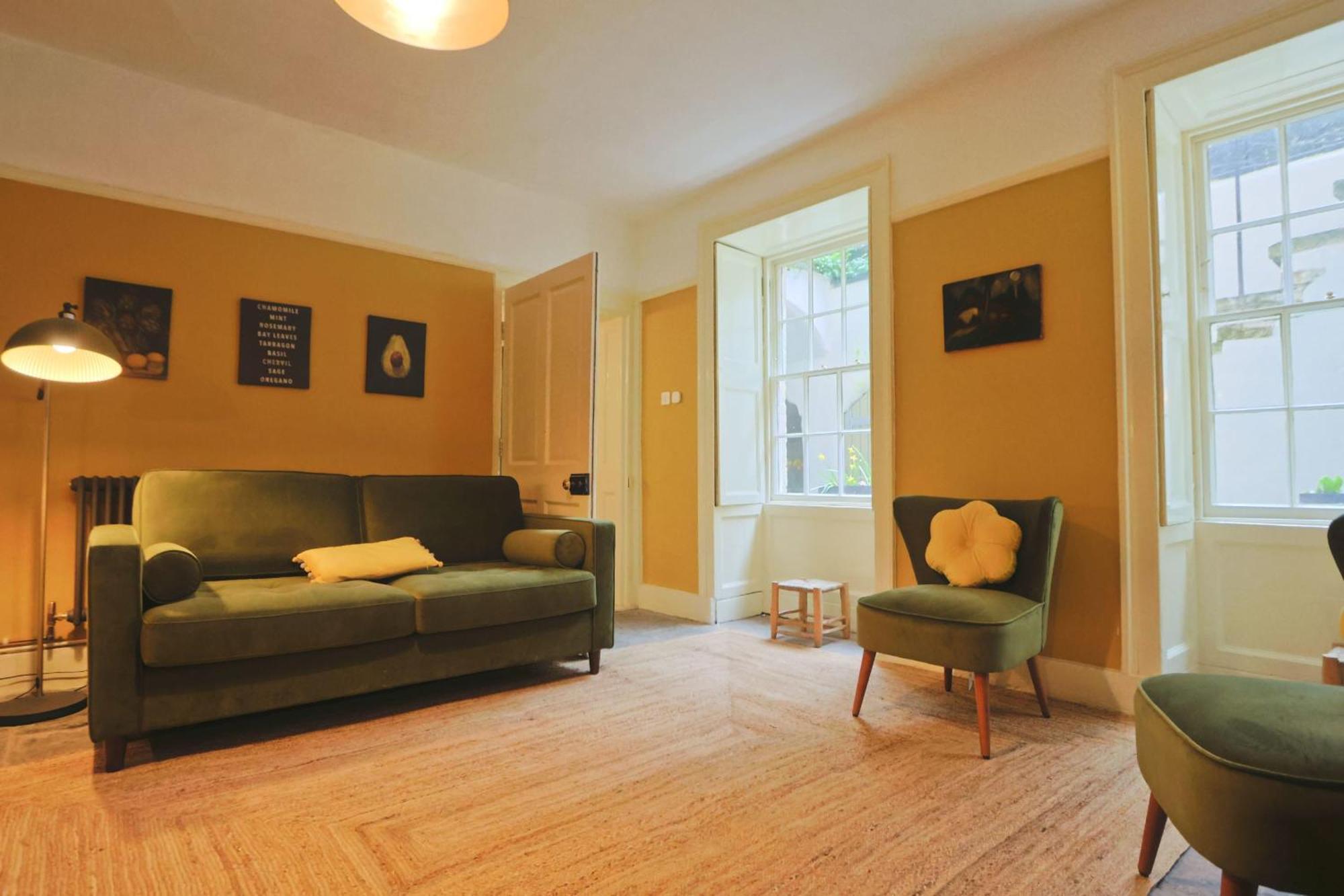 Two Bedroom Flat In Caledonia Place Apartment *