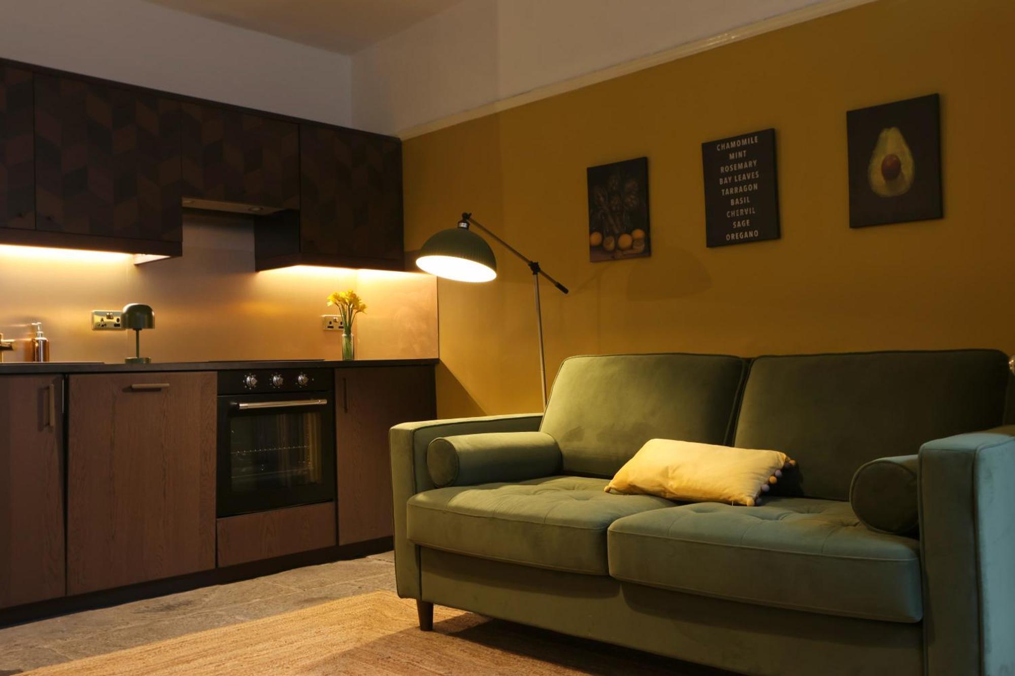 Two Bedroom Flat In Caledonia Place *