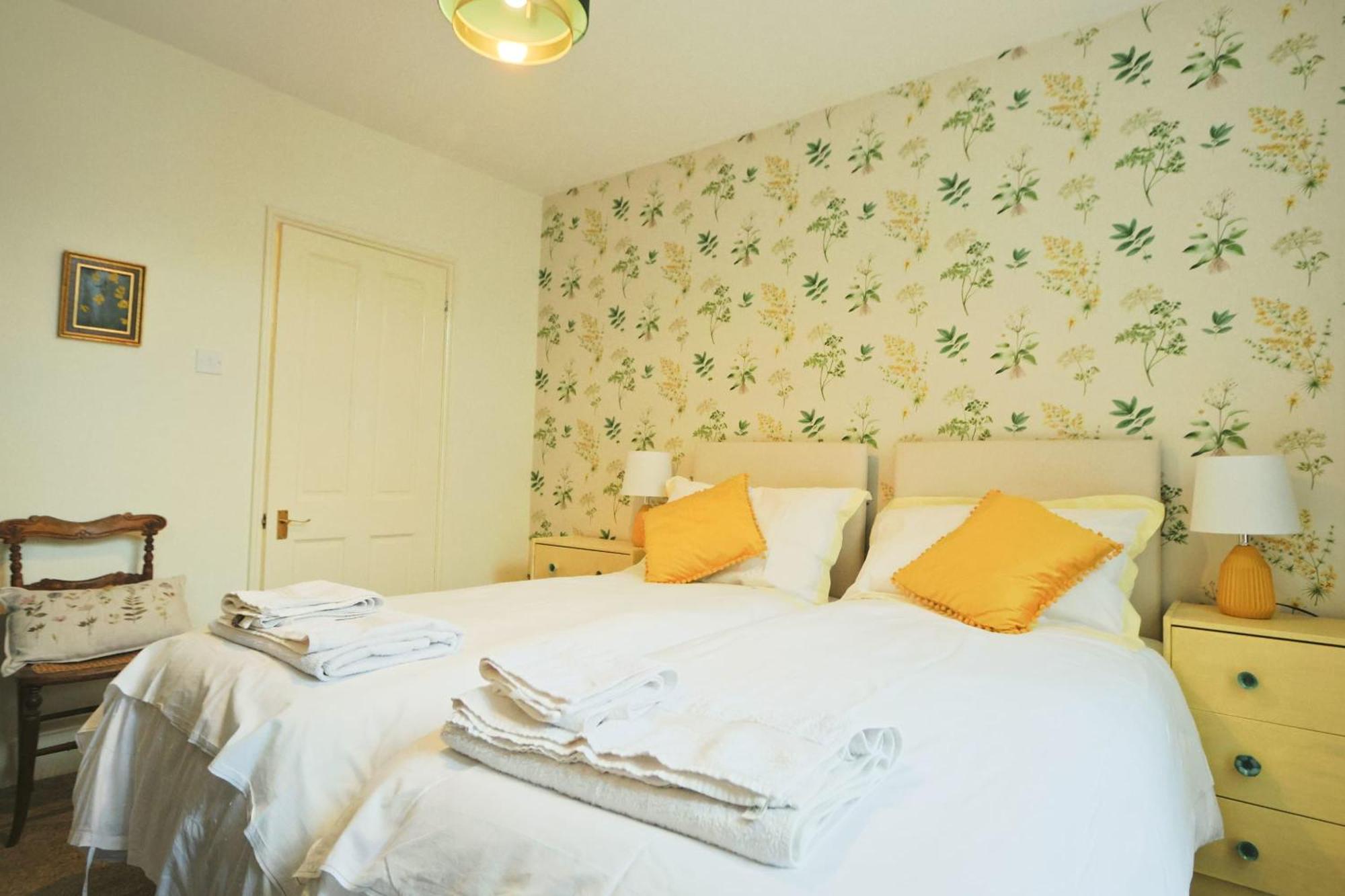 Two Bedroom Flat In Caledonia Place Apartment Bristol
