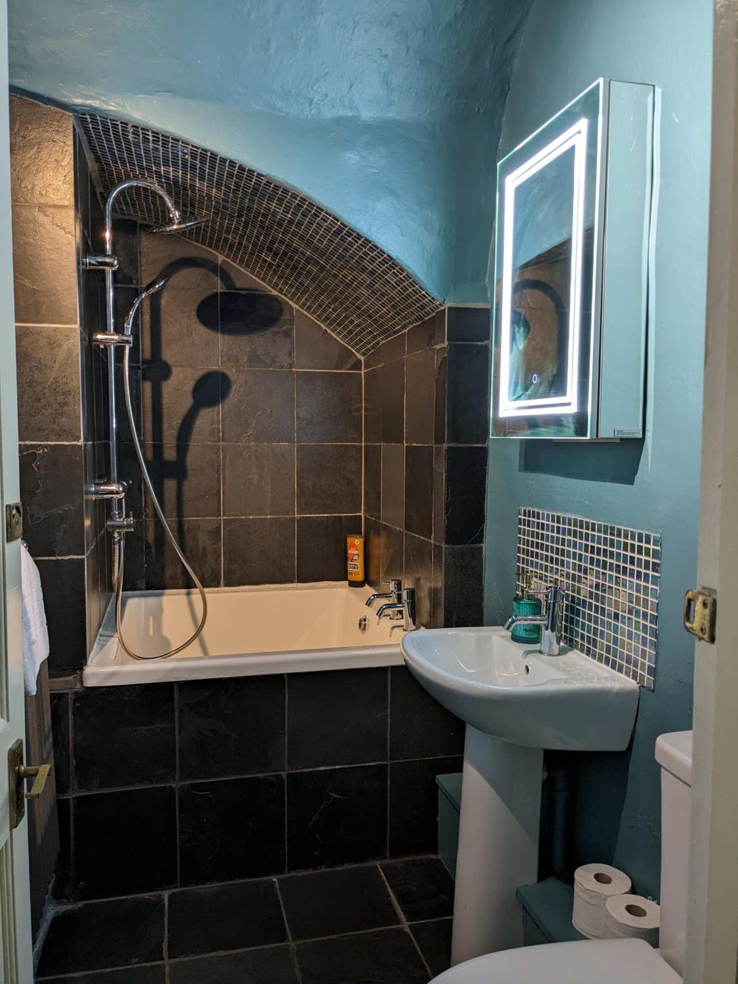 Two Bedroom Flat In Caledonia Place *