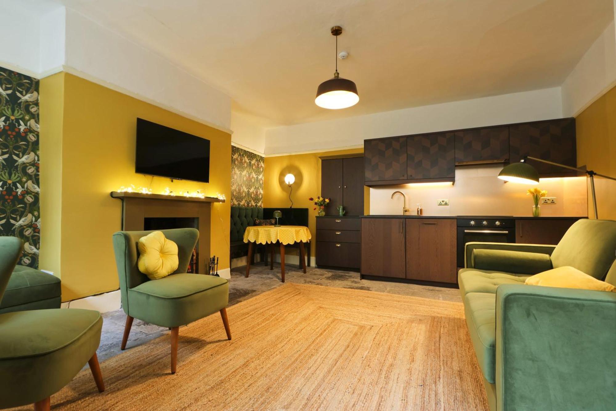 Two Bedroom Flat In Caledonia Place * Bristol