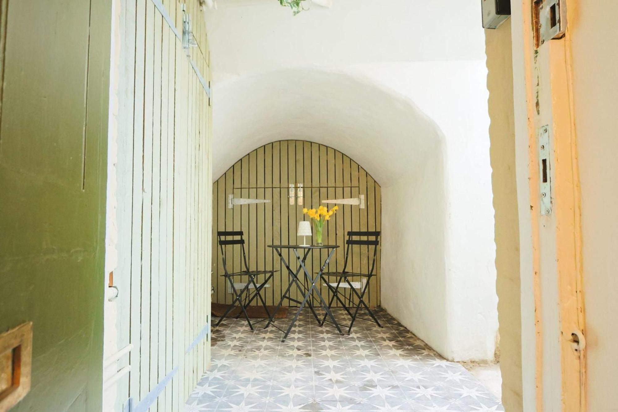 Apartment Two Bedroom Flat In Caledonia Place *