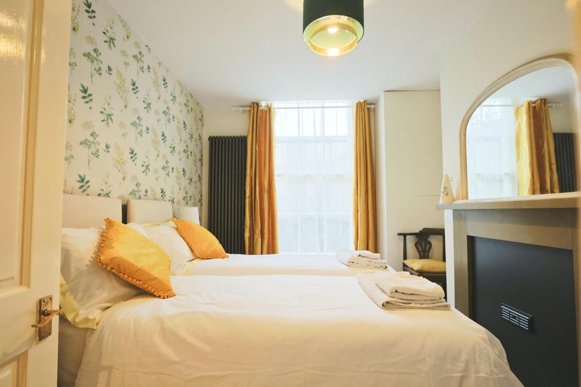 Two Bedroom Flat In Caledonia Place Apartment Bristol
