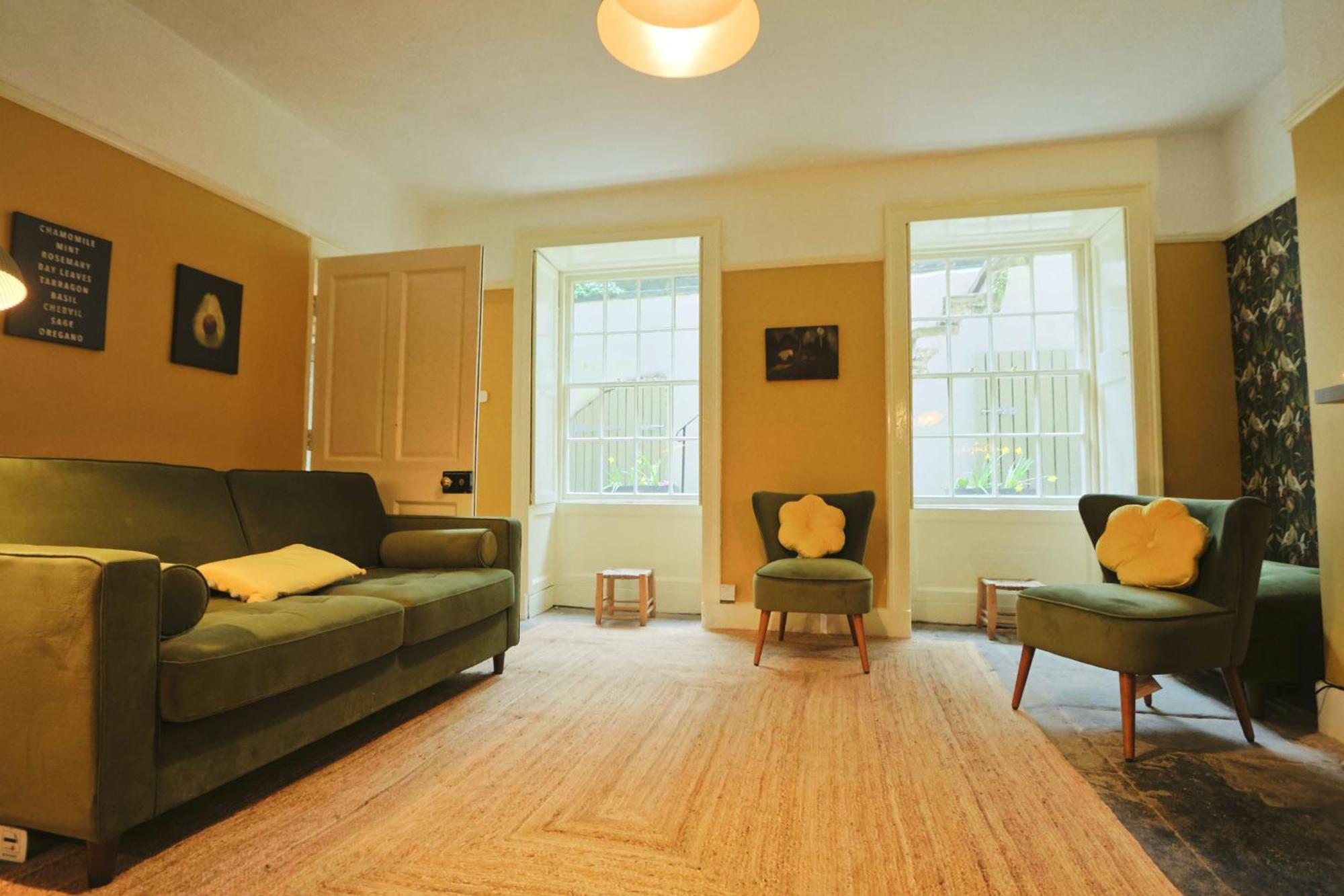 Two Bedroom Flat In Caledonia Place Bristol