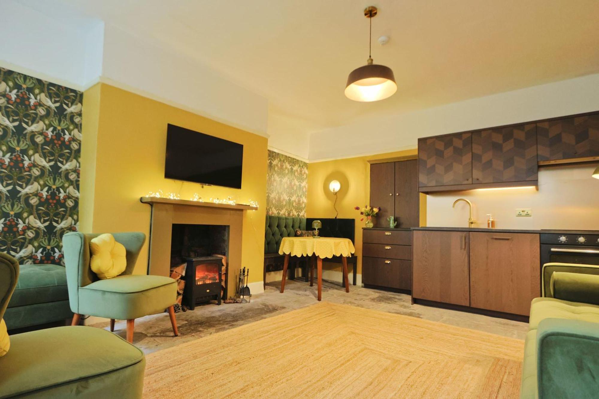 Two Bedroom Flat In Caledonia Place * Bristol